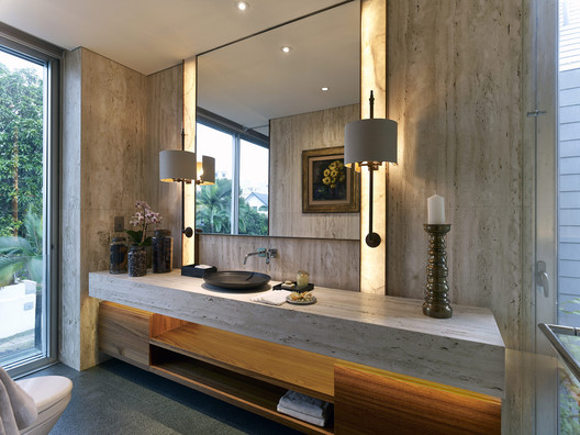 Thuê Shophouse chân đế The Senique Hanoi giá tốt, Nam, tầng cao, full đồ